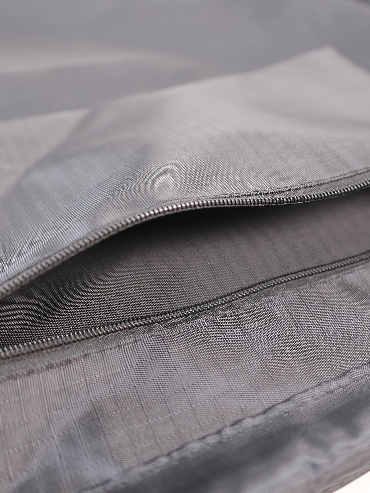 close up of the internal zipper Myo+ drawstring bag