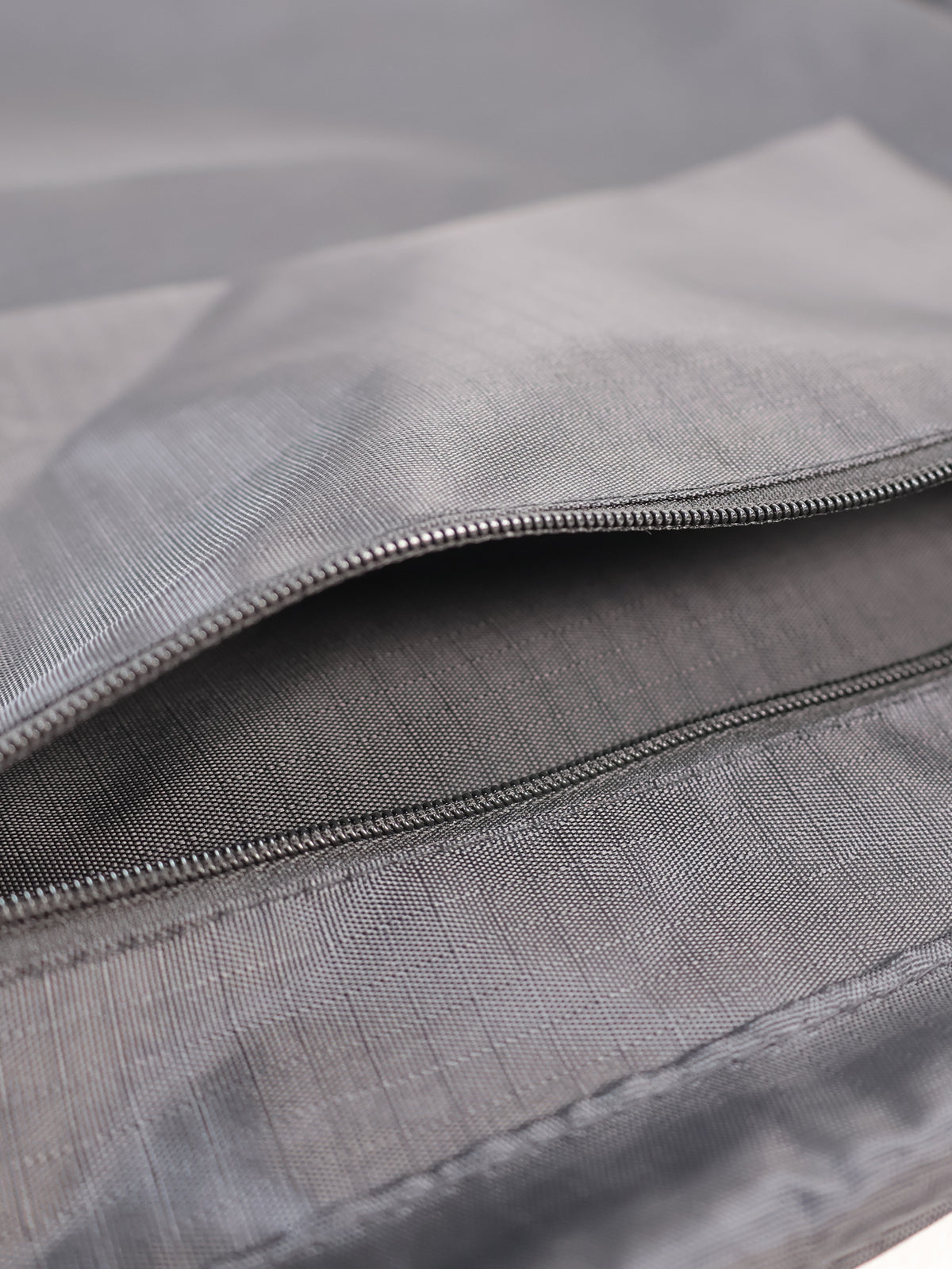 close up of the internal zipper Myo+ drawstring bag